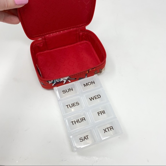 NWT Vera Bradley Holiday Cats Travel Pill Zipper Case w/Snap-Tight Pill Holders - Picture 3 of 6